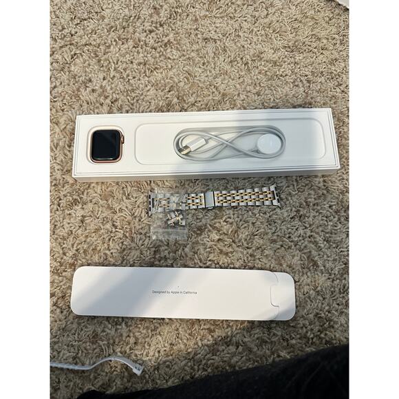 Apple Accessories - Apple Watch SE Gold Aluminum Case 40 MM